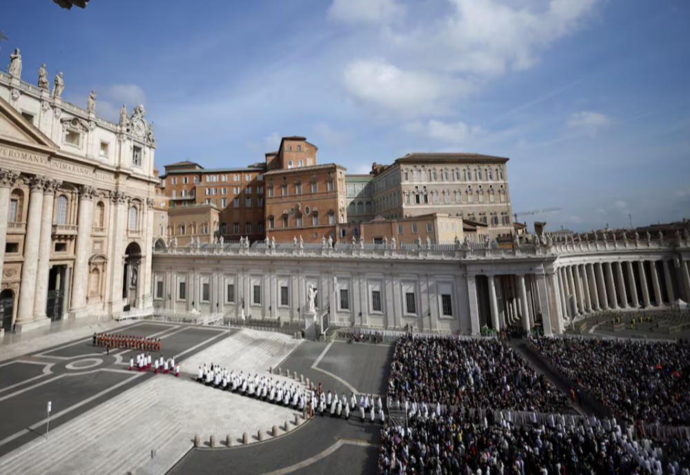 SICRIUL CU TRUPUL NEÎNSUFLEȚIT AL PAPEI FRANCISC A FOST MUTAT ÎN BAZILICA SFÂNTUL PETRU 