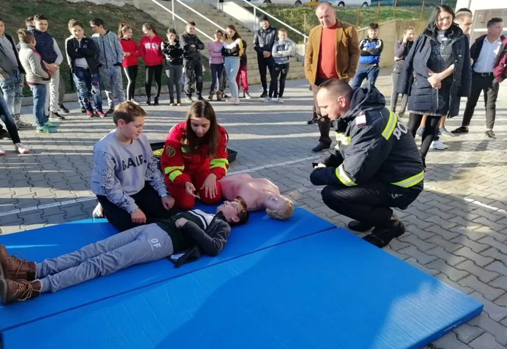 Pompierii sălăjeni, la activităţi de informare preventivă prin şcolile judeţului