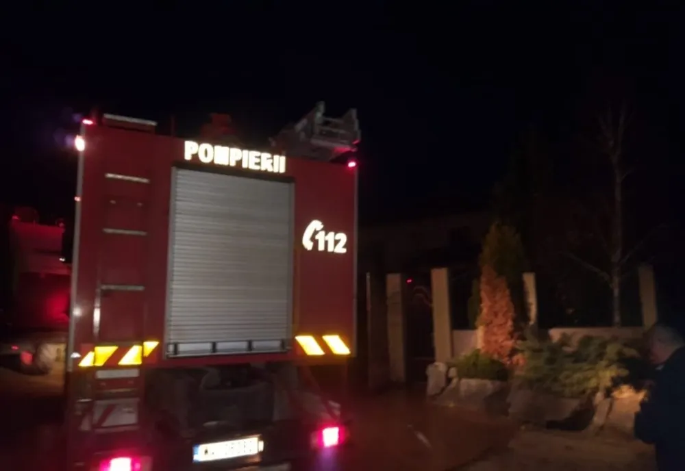 Incendiu în localitatea Chieşd. Acoperişul unei gospodării, cuprins de flăcări