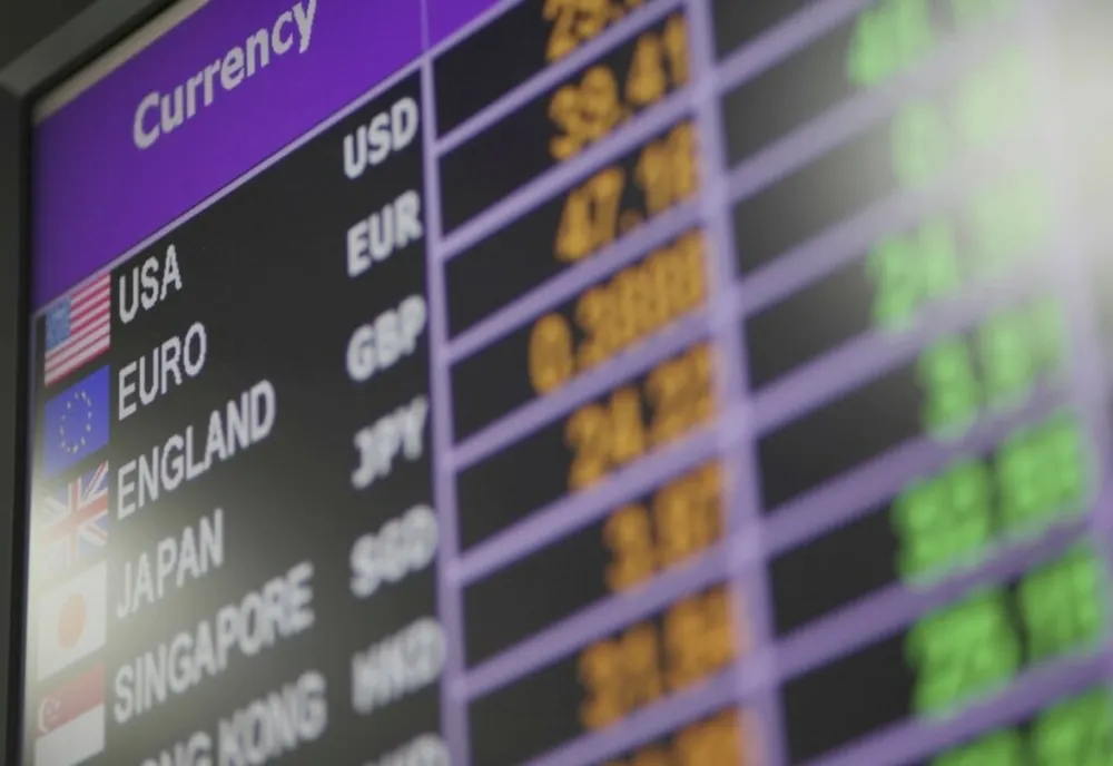 Euro scade spre 4,77 lei. Lira sterlină continuă ascensiunea