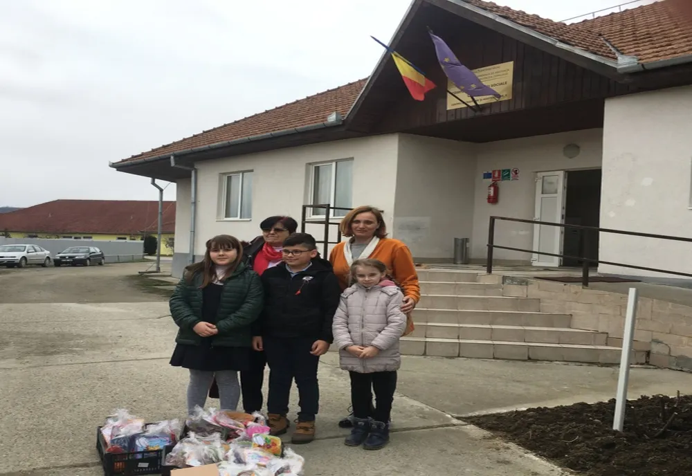 Daruri simbolice pentru femeile de la Complexul de Servicii Sociale Crasna, oferite de elevi