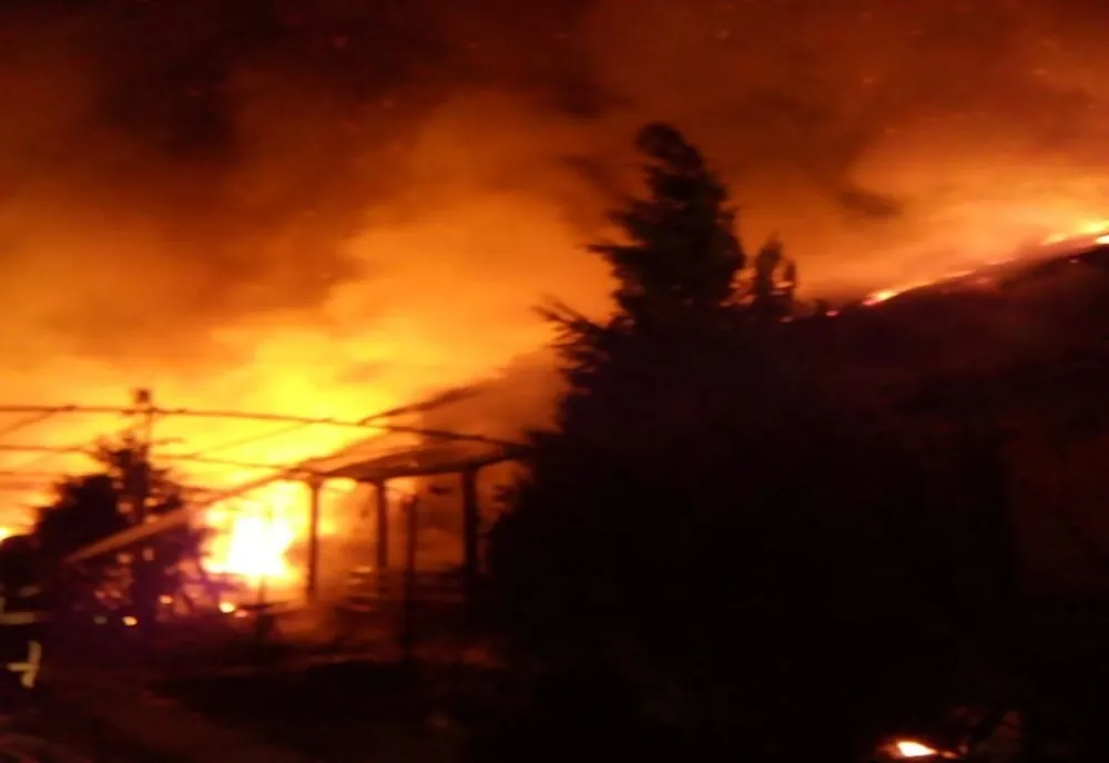 Casă cuprinsă de flăcări în miez de noapte în satul Domnin