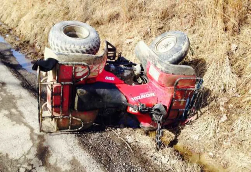 Beat și fără permis, a ajuns cu ATV-ul în șanț