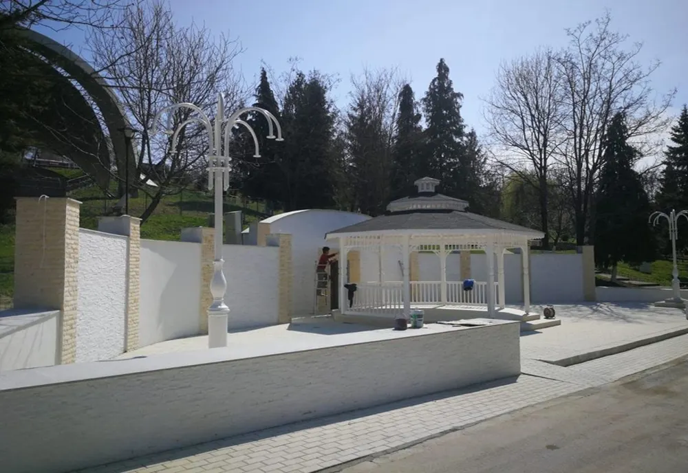 În Parcul Central, continuă  amenajarea foișorului pentru oficierea căsătoriilor. Lucrarea, finalizată până la Paște 