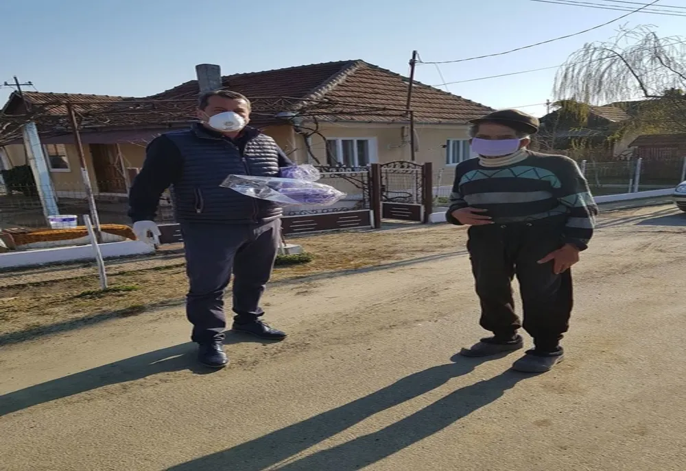 Din partea autorităților locale, măști de protecție pentru seniorii din comuna Măeriște