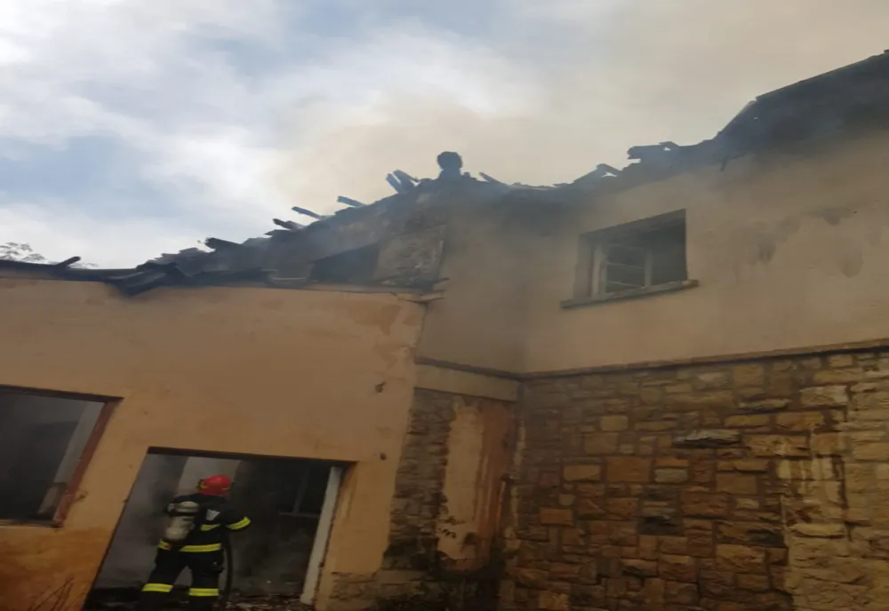 Incendiu pe Meseş la Cabana Pionerilor. Pompierii au intervenit cu trei autospeciale