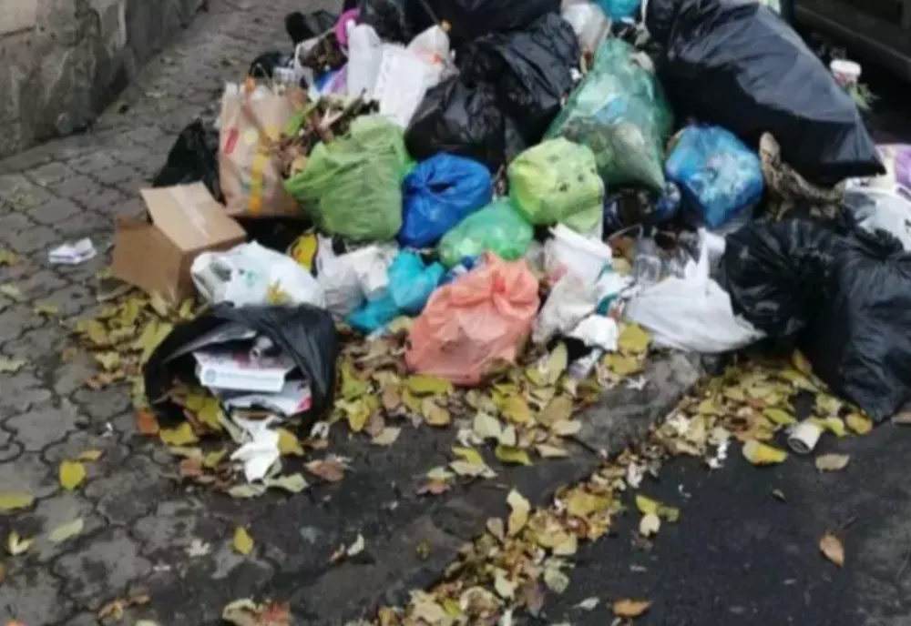 Orașe sufocate de gunoaie în toată țara! Romprest, implicată în mai multe scandaluri. Care este motivul rezilierii contractelor