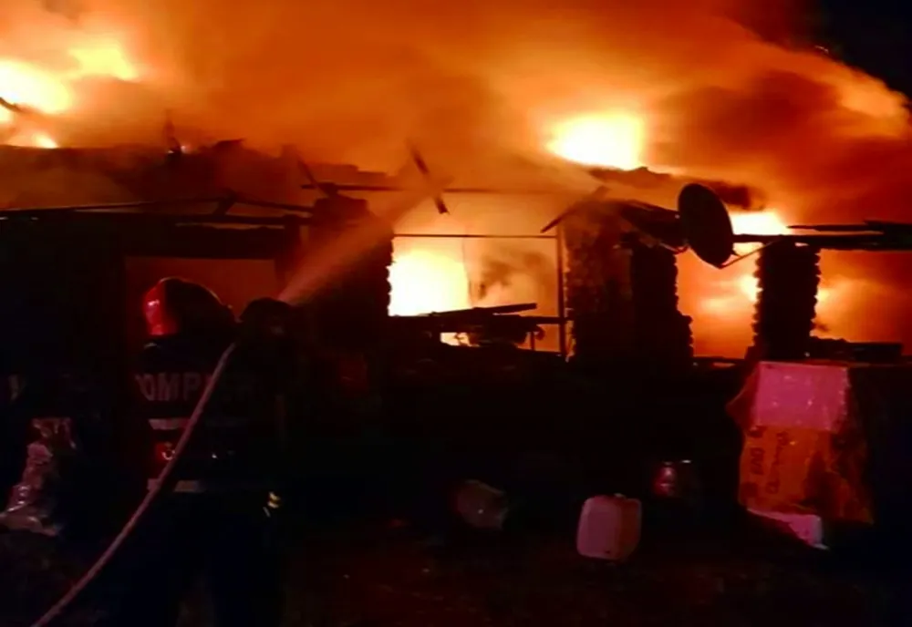 Bărbat decedat și o femeie rănită într-un incendiu în Guruslău