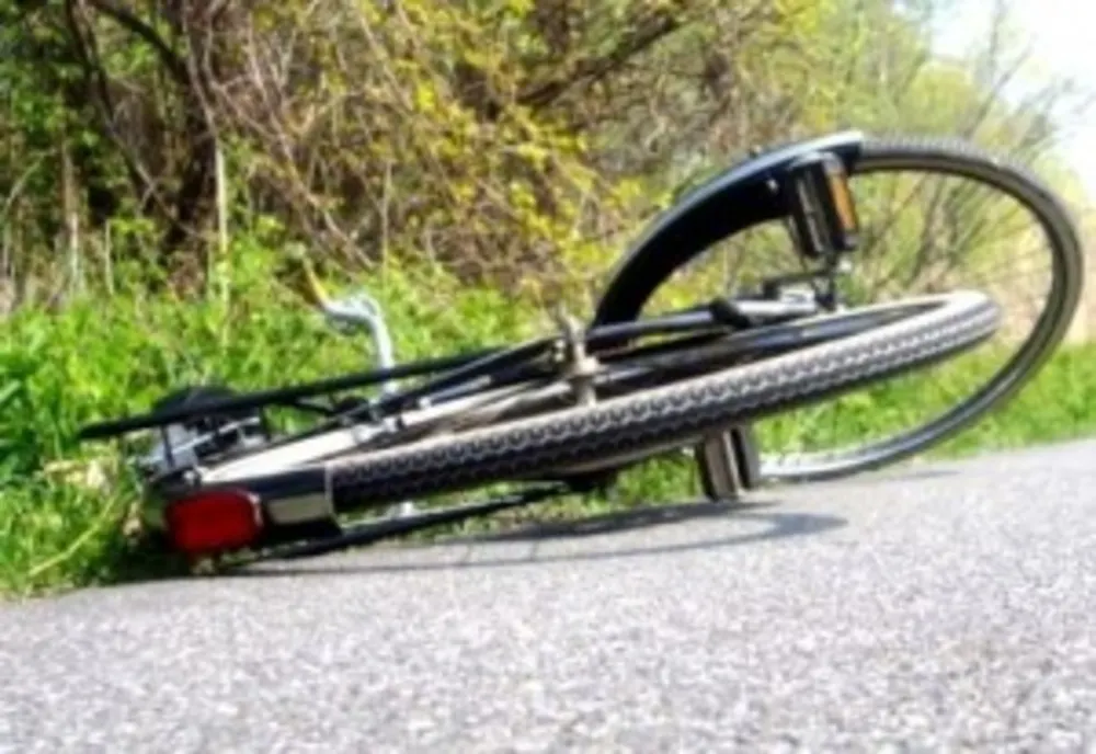 Bicicliști din Sălaj, răniți după ce au pierdut controlul direcției de deplasare! Unul era beat criță