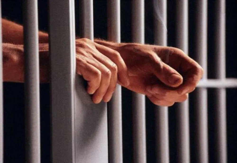 Zălăuan, condamnat pentru mai multe infracțiuni de furt calificat, dus de polițiști după gratii