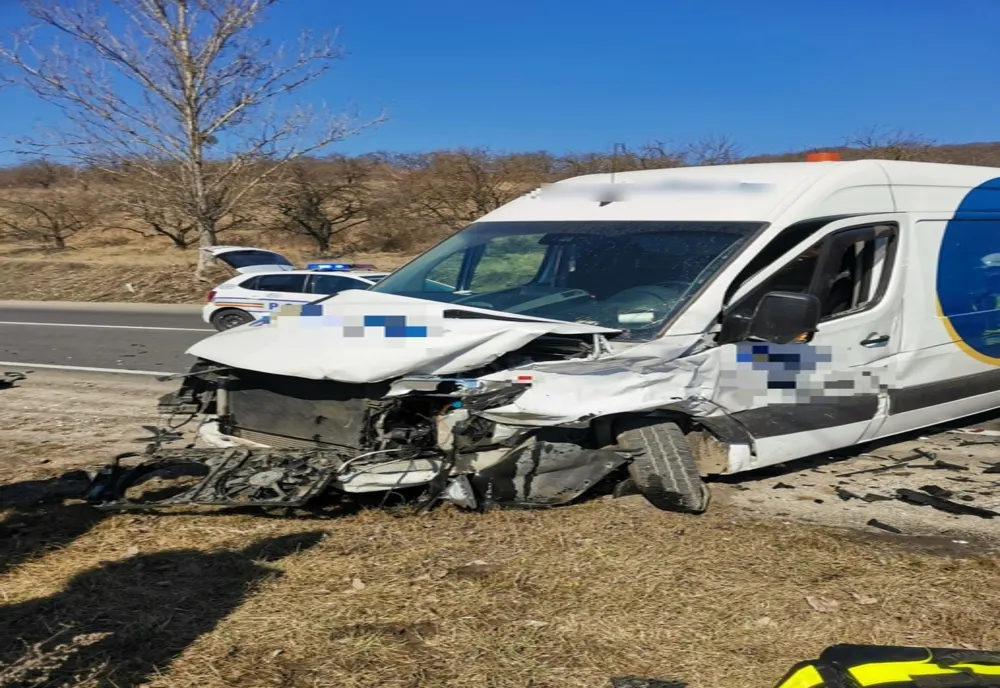 Accident între un microbuz şi autoutilitară pe DN1F Cluj - Sălaj! Două persoane au fost rănite (FOTO)