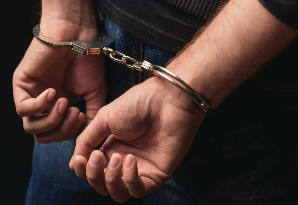 Tânăr din Zalău, după gratii pentru 30 de zile! A bătut un taximetrist, i-a furat mașina și a condus fără permis