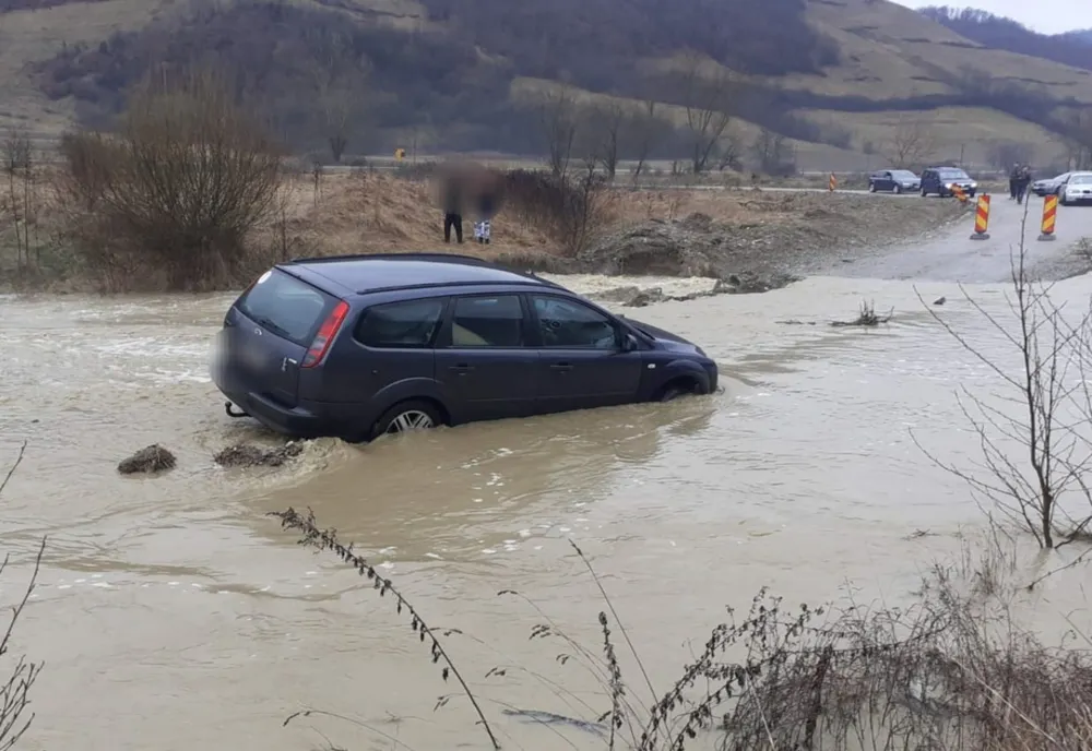 Trei persoane rămase într-un autoturism blocat în râul Someș, salvate de pompierii sălăjeni