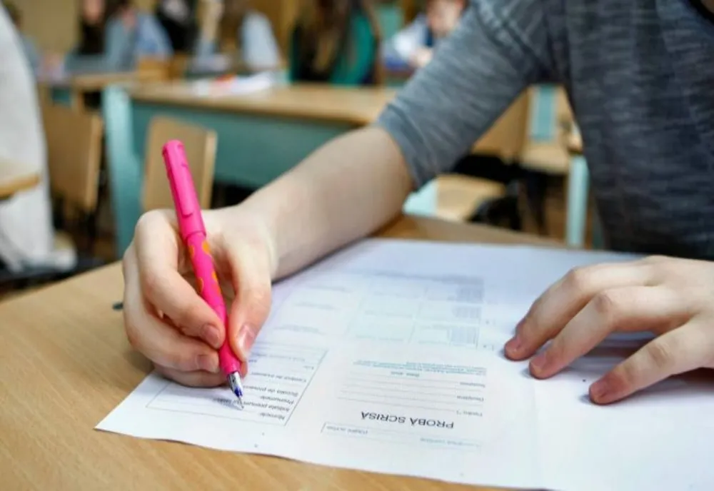 Bacalaureat 2023. Astăzi elevii claselor a XII-a şi a XIII-a susţin proba scrisă la Limba şi literatura română
