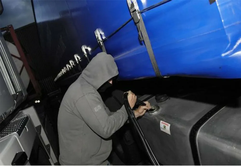 Percheziţii la trei bărbaţi din Sălaj! Au furat sute de litri de motorină