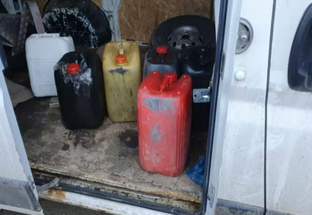 Cinci persoane care au furat peste 120 de litri de motorină dintr-o autoutilitară parcată au fost prinse de polițiștii din Ip