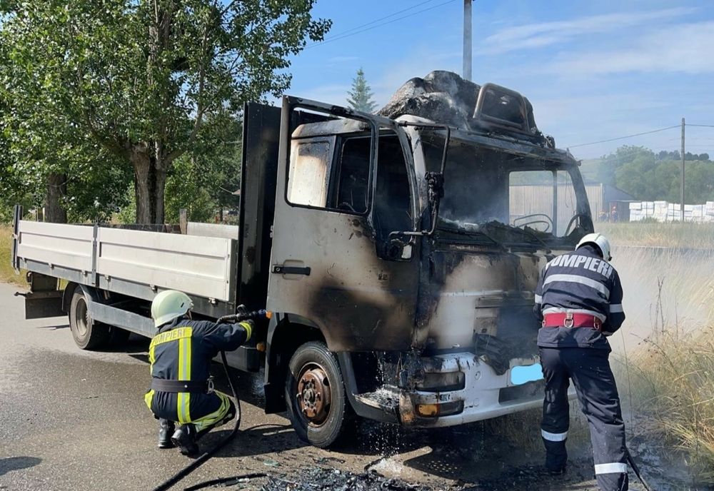 Cabina unui autocamion a luat foc, în localitatea Cehei! Șoferul a suferit un atac de panică
