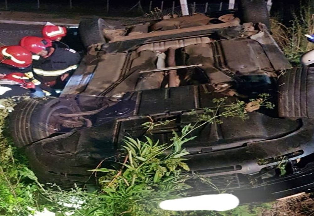 Autoturism cu 5 persoane, răsturnat la intrare în Treznea