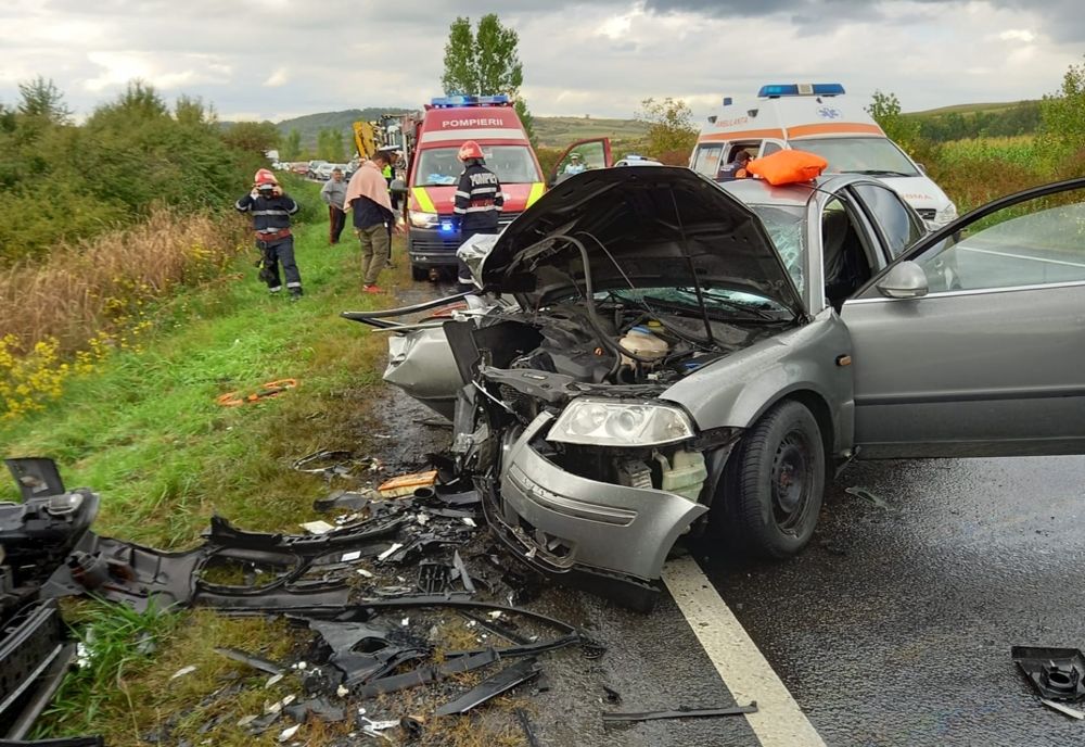FOTO: Accident pe DN 1F, între  Bocșa și Sălăjeni! Patru persoane, dintre care una a fost încarcerată, au fost transportați la spital