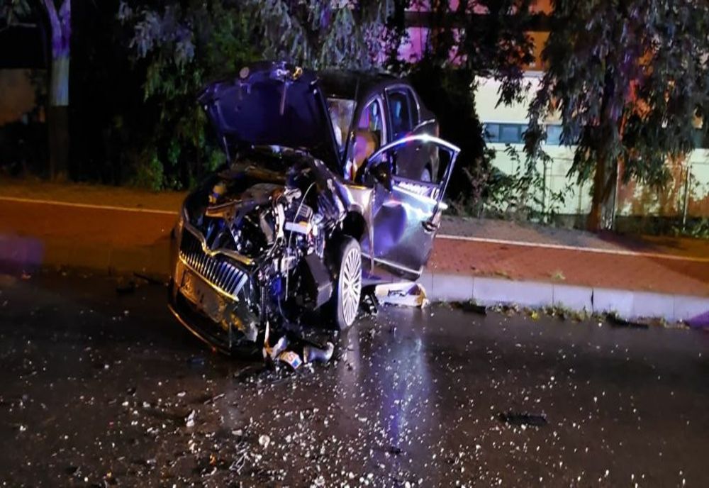 FOTO: Coliziune între trei autoturisme, în Zalău! Șoferii au fost răniți și transportați la spital