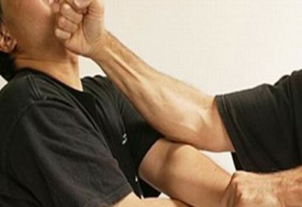 Un bărbat din Sălaj și fiul său, bătuți în propria casă de doi tineri! Agresorii au intrat cu forța în imobil