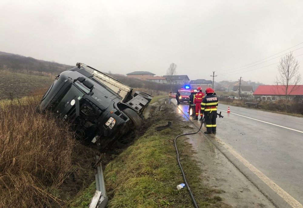 FOTO: Șofer sătmărean, răsturnat cu TIR-ul la ieșire din Borla