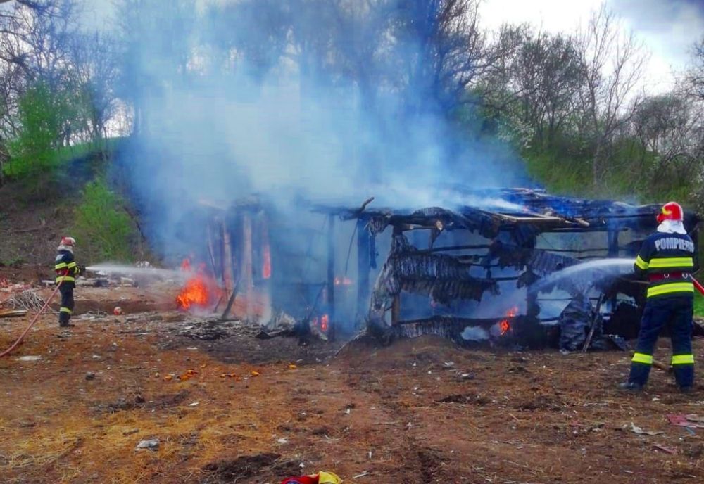 Casă din Cuceu, mistuită de flăcări