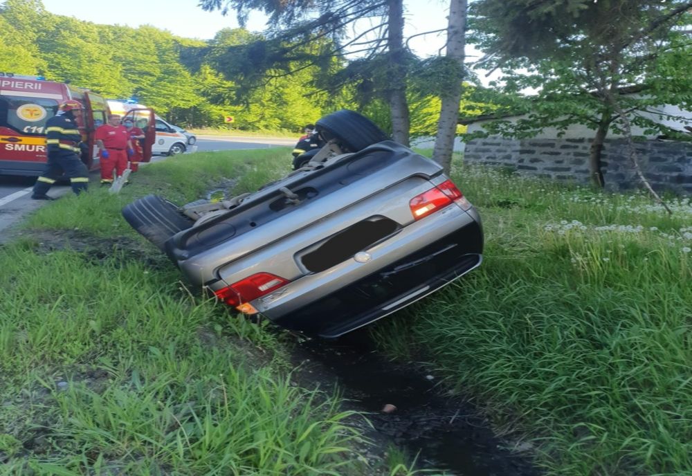 Autoturism răsturnat pe DN 1H, în apropiere de Popasul Romanilor