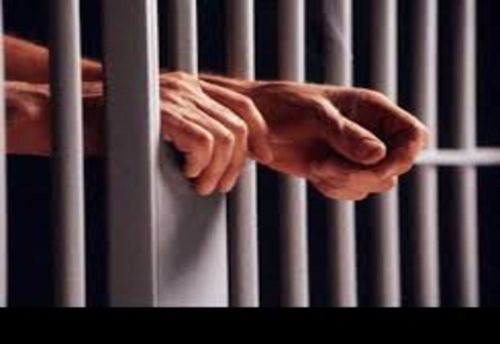 Trei tineri din Sălaj, arestați preventiv după ce au tâlhărit un om al străzii