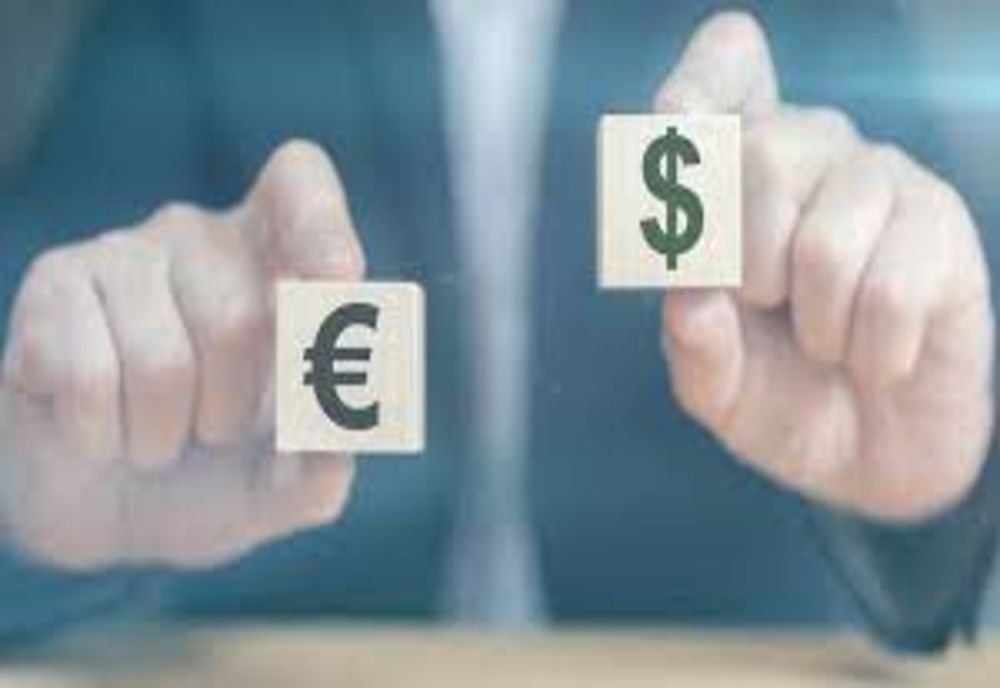 Euro, la minimul ultimilor 20 de ani în fața dolarului american