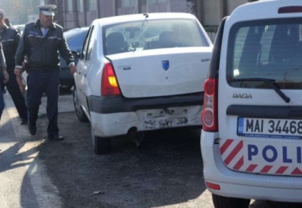 Tupeu plătit cu dosar penal! Deși nu avea permis, s-a urcat la volanul unei mașini cu numere false 