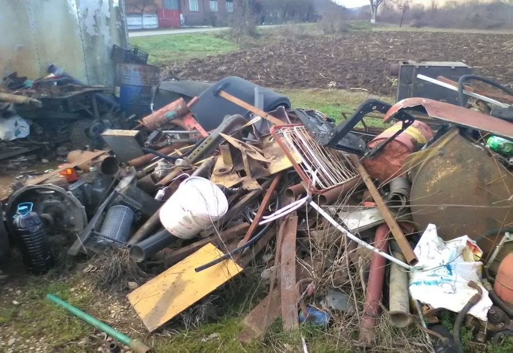 Un bărbat din Pusta s-a ales cu dosar penal pentru că a dat foc la deșeuri