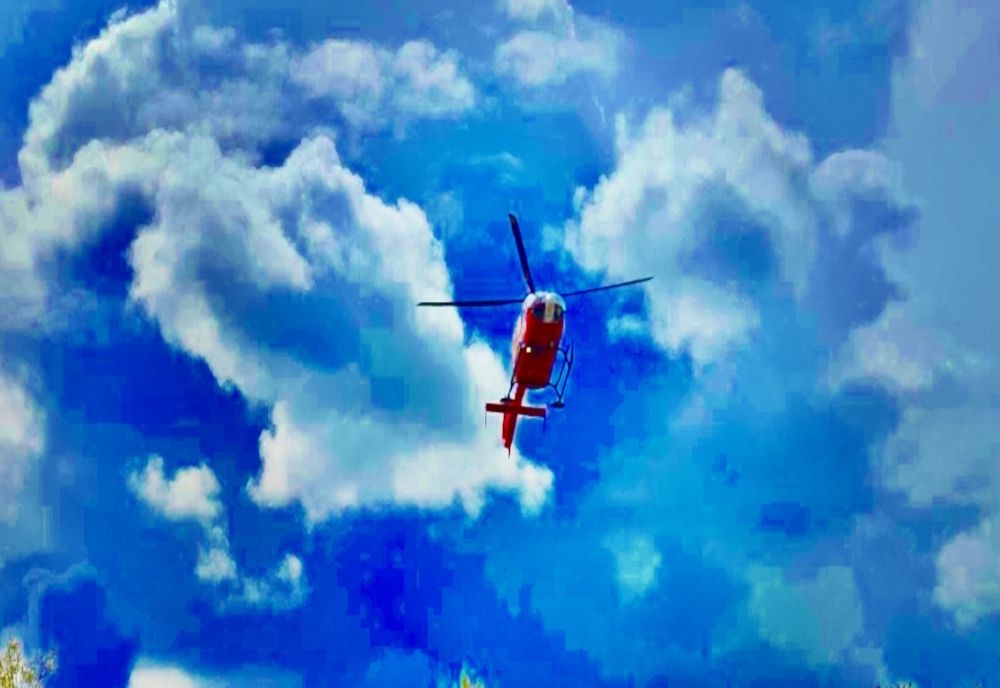 Bărbat căruia i s-a făcut rău în timp ce lucra pe acoperișul casei, dus de urgență la spital cu elicopterul SMURD