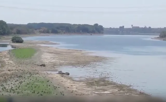 Dunărea scade cu 2–3 centimetri pe zi: Apele Române pregătesc scufundarea a patru barje pentru a asigura răcirea reactorului