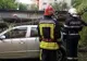 Autoturism avariat de o creangă desprinsă dintr-un copac