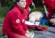 Bărbat căzut pe stradă, salvat de o voluntară a Crucii Roşii