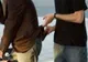 Un pensionar a rămas şi fără bani şi fără acte, în plină zi, pe stradă. Ce metodă a folosit hoţul