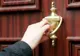 Atenţie pe cine primiţi în casă! Hoţii se pot deghiza în colindători