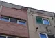 Pericol pe strada Torentului din municipiu. Cad bucăţi de tencuială de pe blocuri