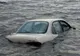 Accident în Şărmăşag! Un şofer a plonjat cu maşina în lac